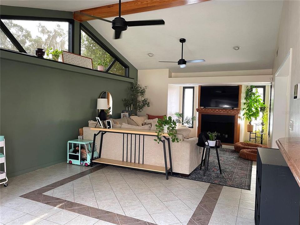 For Sale: $238,000 (2 beds, 1 baths, 1232 Square Feet)