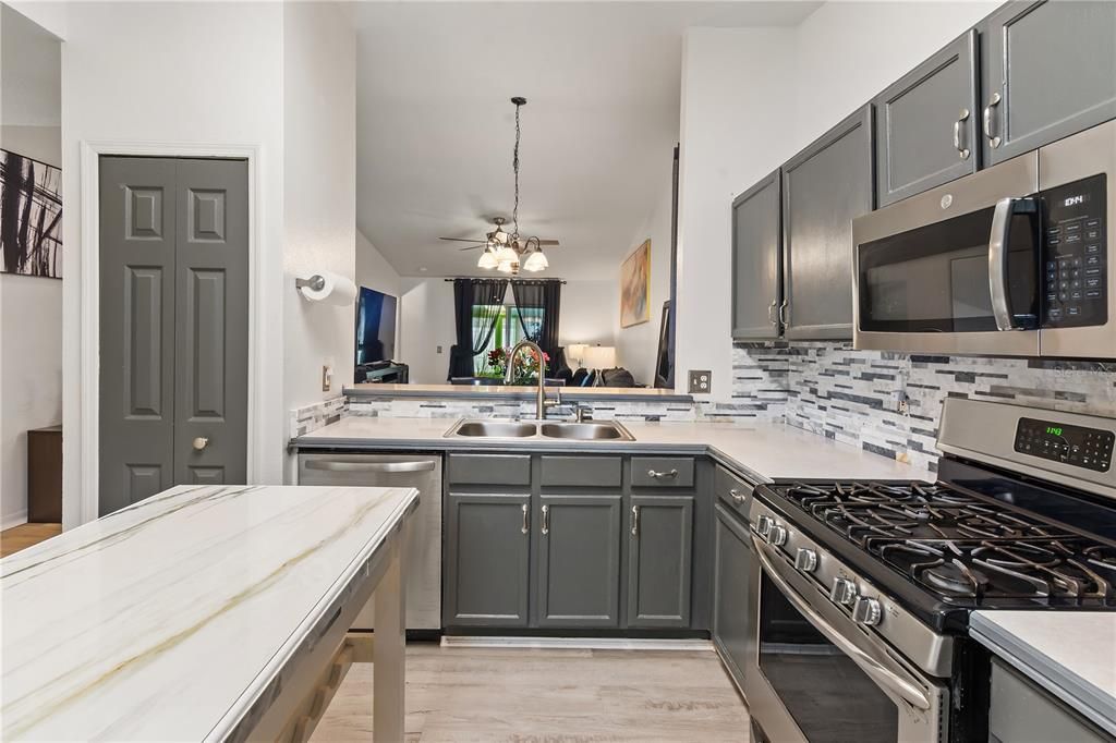 Под контрактом: $317,000 (3 спален, 2 ванн, 1262 Квадратных фут)