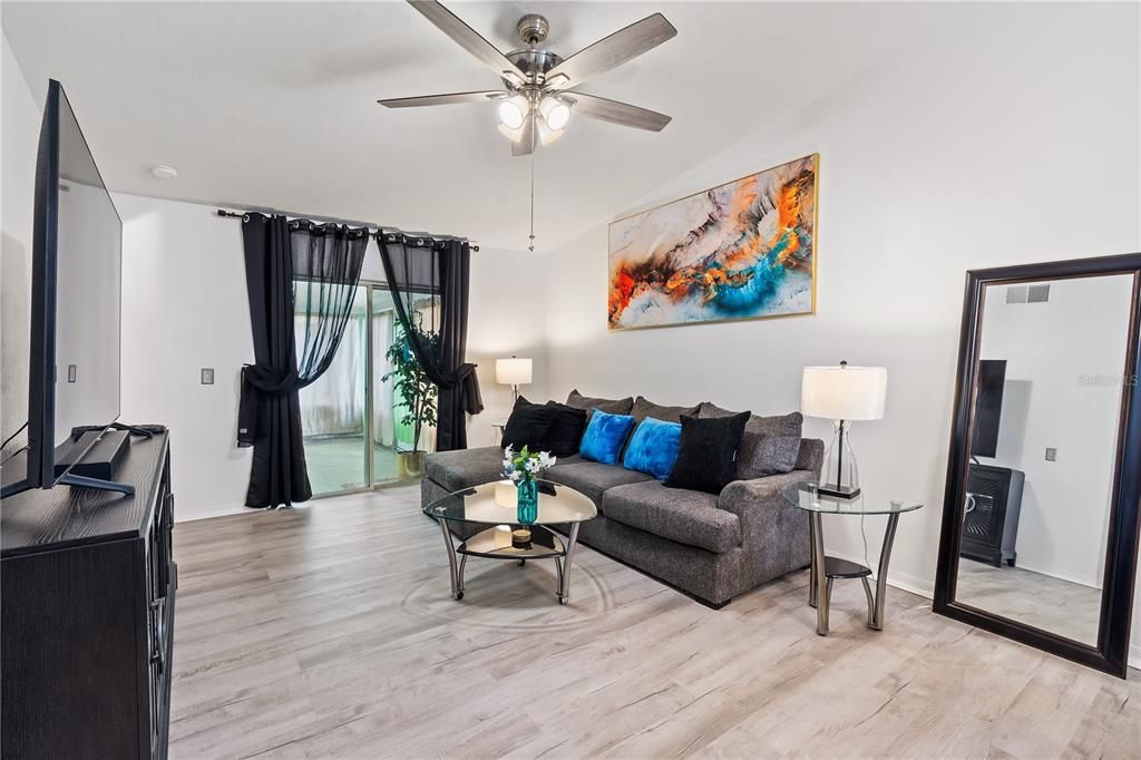 Под контрактом: $317,000 (3 спален, 2 ванн, 1262 Квадратных фут)