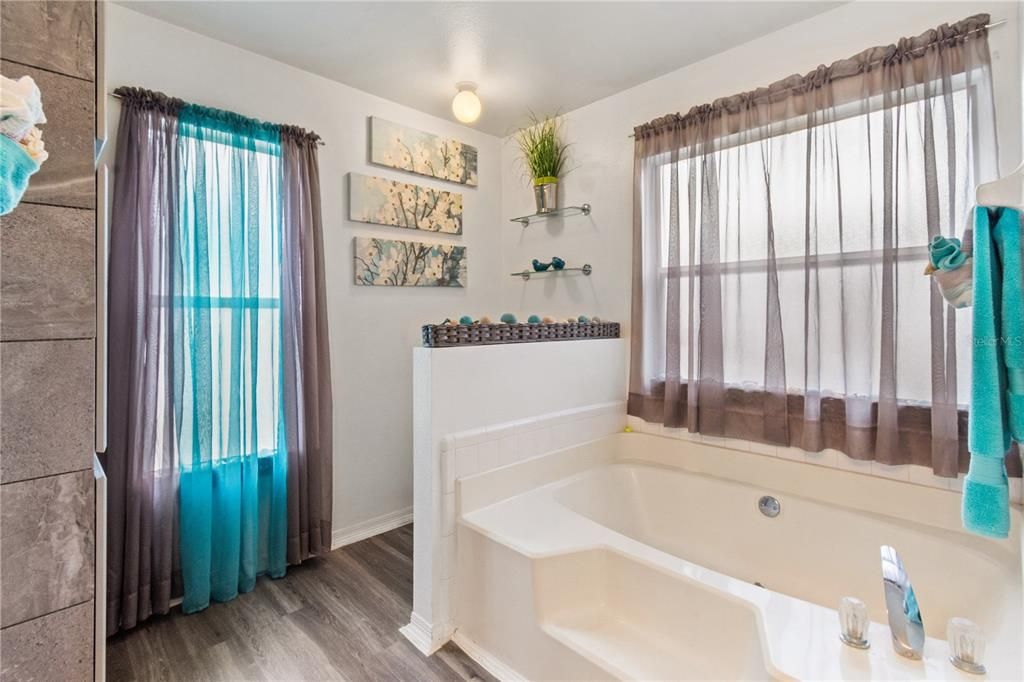 Под контрактом: $317,000 (3 спален, 2 ванн, 1262 Квадратных фут)