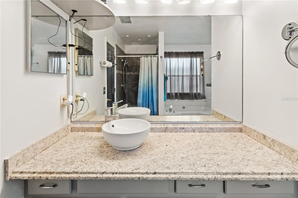 Под контрактом: $317,000 (3 спален, 2 ванн, 1262 Квадратных фут)