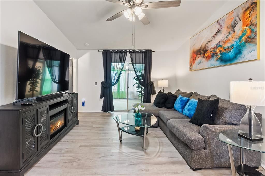 Под контрактом: $317,000 (3 спален, 2 ванн, 1262 Квадратных фут)