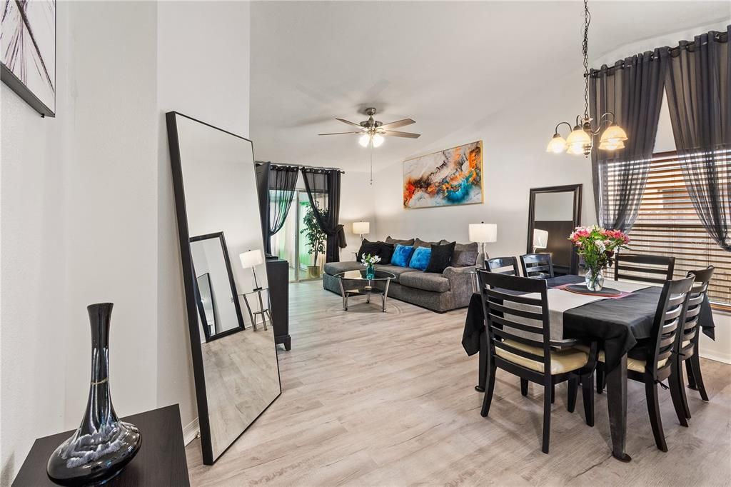 Под контрактом: $317,000 (3 спален, 2 ванн, 1262 Квадратных фут)