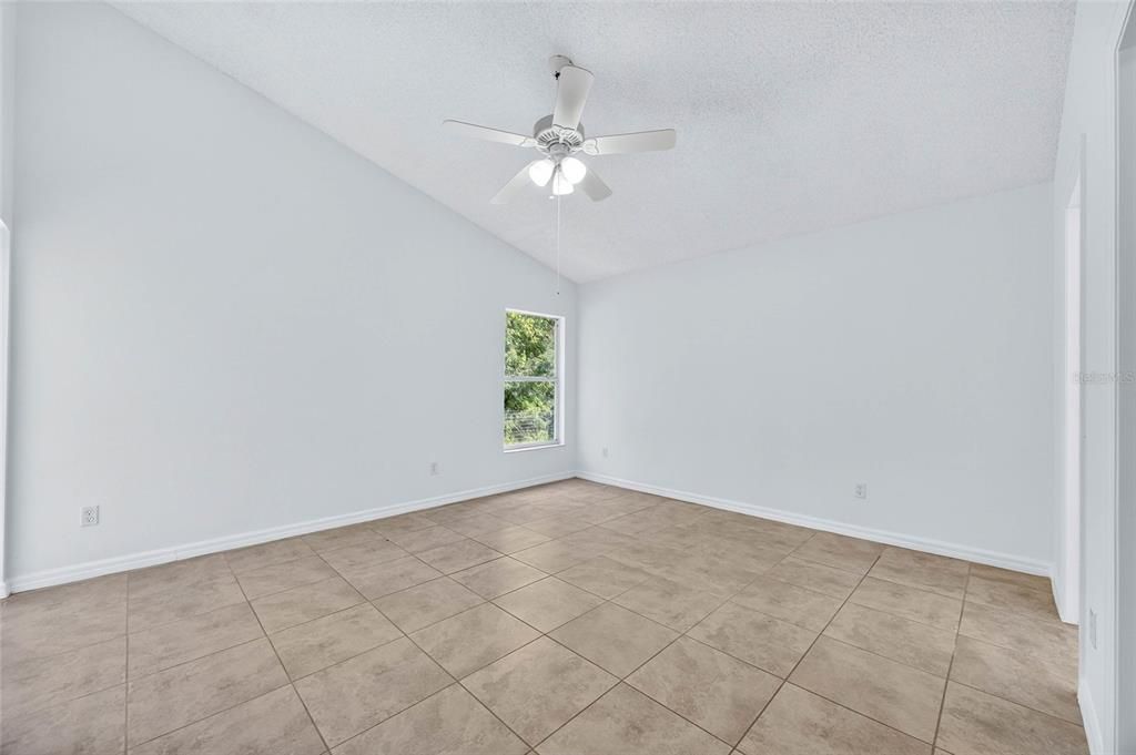 合同活跃: $375,000 (3 贝兹, 2 浴室, 1547 平方英尺)