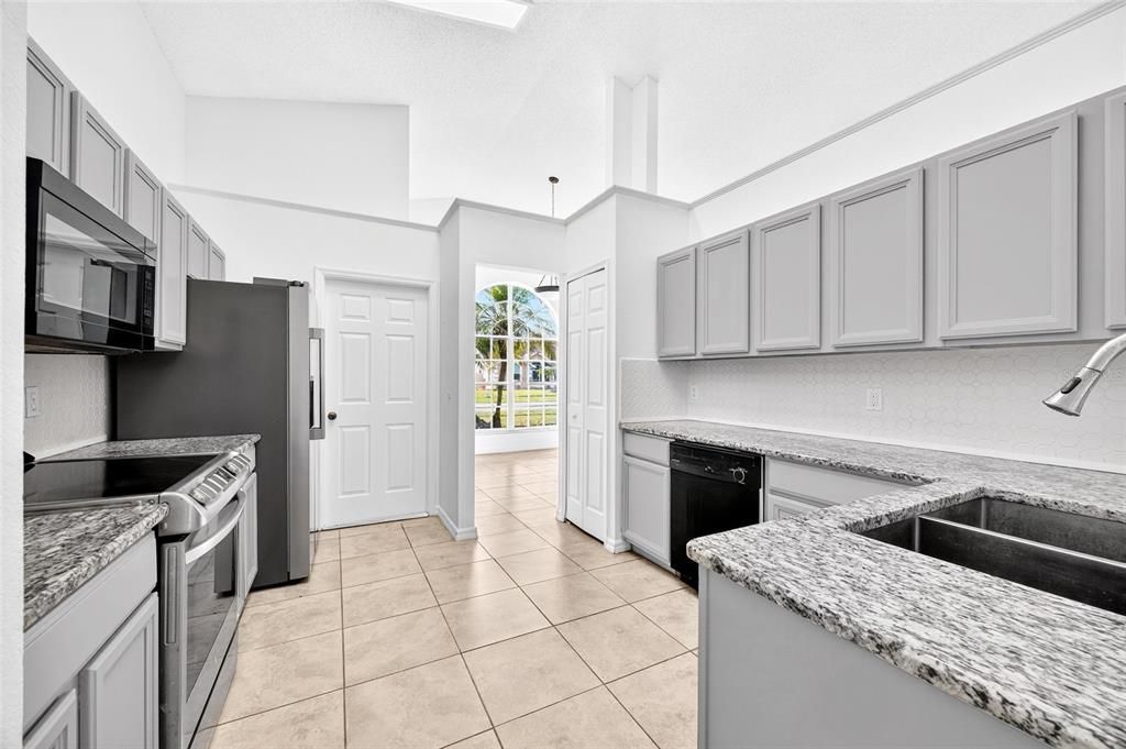 合同活跃: $375,000 (3 贝兹, 2 浴室, 1547 平方英尺)