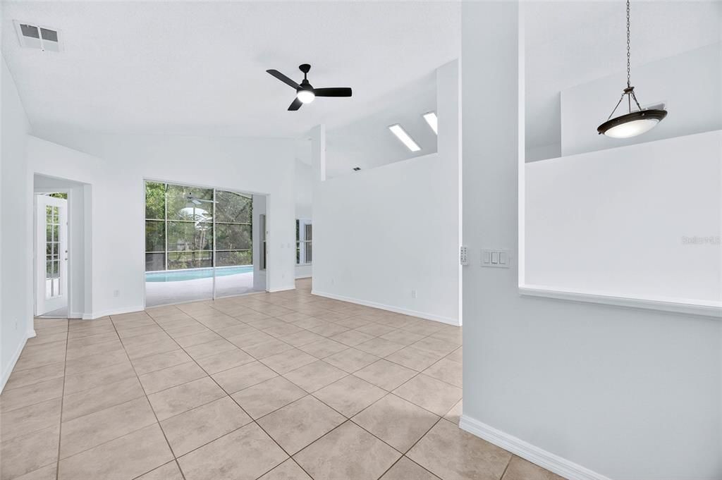 合同活跃: $375,000 (3 贝兹, 2 浴室, 1547 平方英尺)