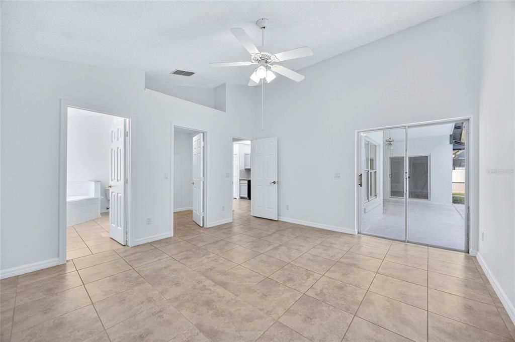 合同活跃: $375,000 (3 贝兹, 2 浴室, 1547 平方英尺)