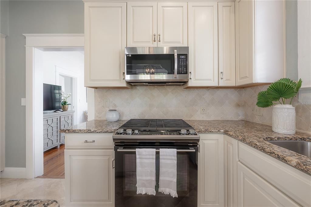 Active With Contract: $550,000 (3 beds, 1 baths, 1452 Square Feet)