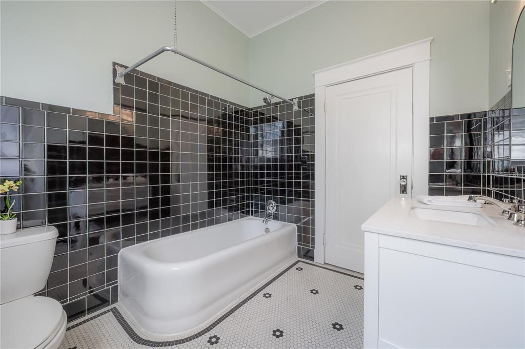 Active With Contract: $550,000 (3 beds, 1 baths, 1452 Square Feet)