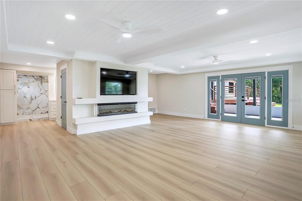 For Sale: $850,000 (5 beds, 4 baths, 4395 Square Feet)