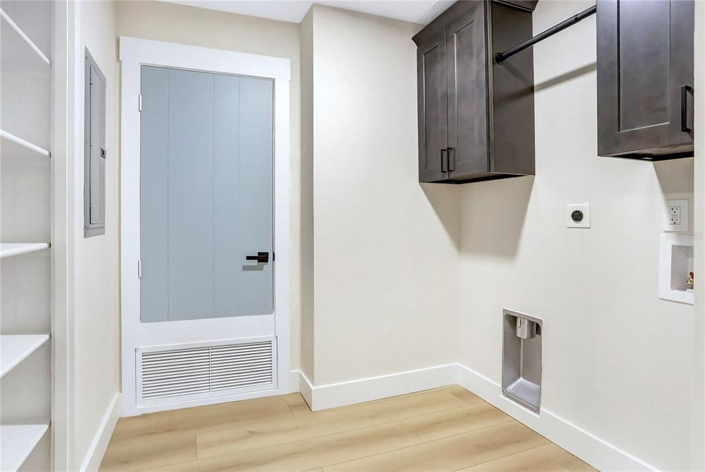 For Sale: $850,000 (5 beds, 4 baths, 4395 Square Feet)