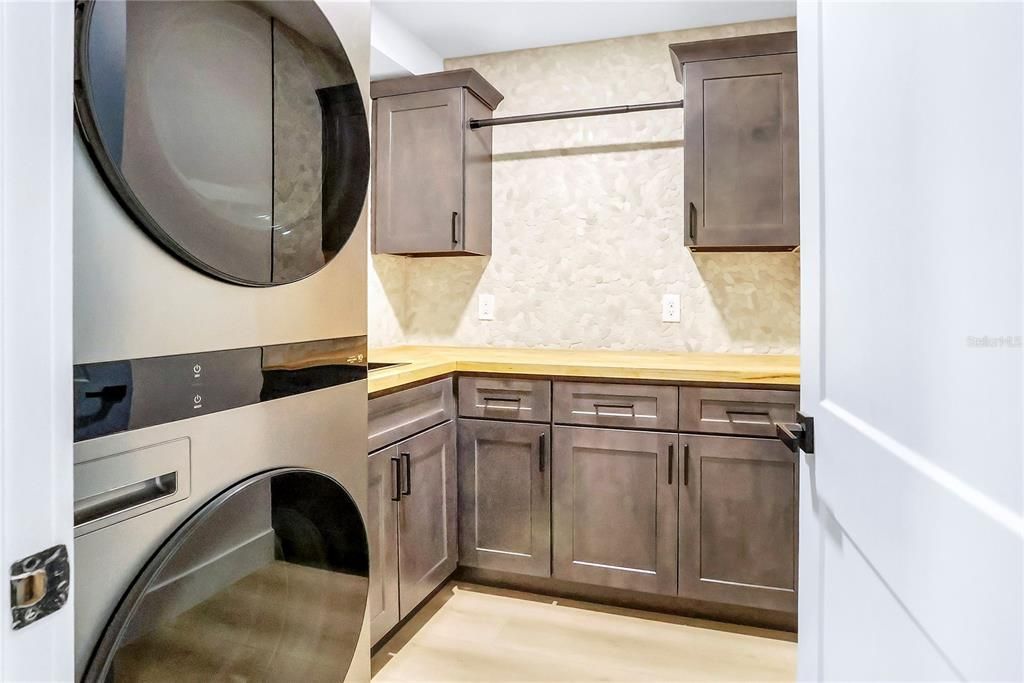 For Sale: $850,000 (5 beds, 4 baths, 4395 Square Feet)