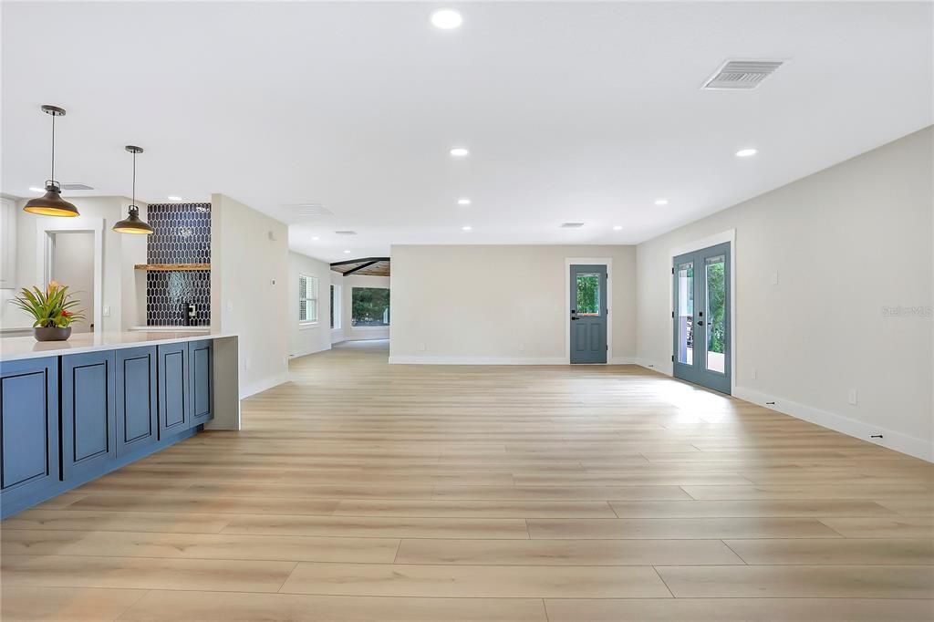 For Sale: $850,000 (5 beds, 4 baths, 4395 Square Feet)