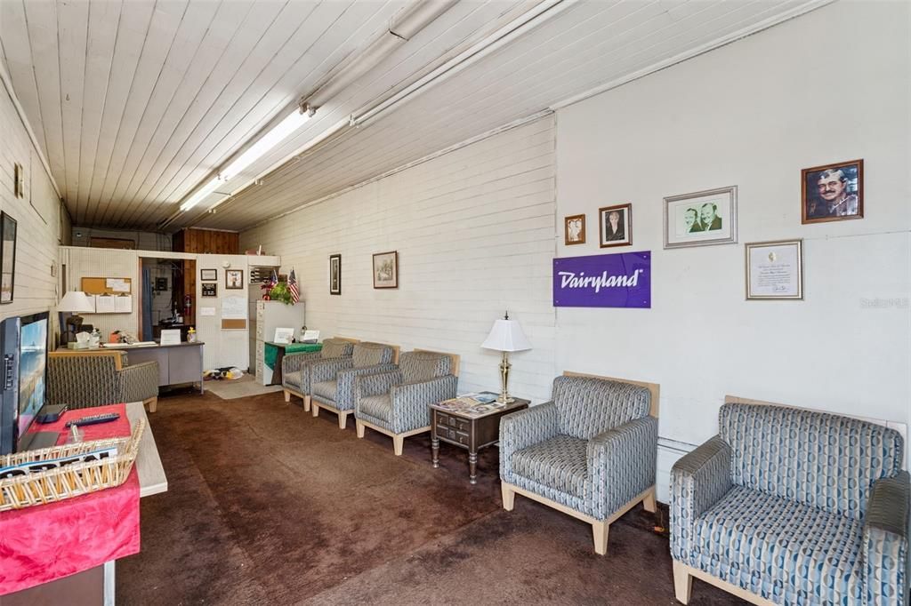 Под контрактом: $325,000 (0 спален, 0 ванн, 391 Квадратных фут)