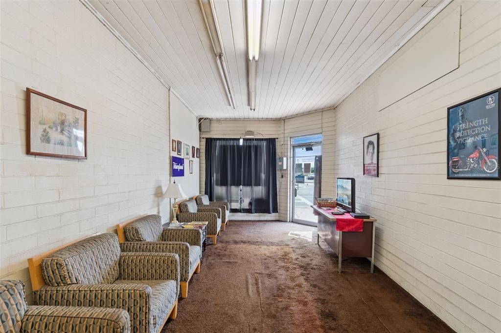 Под контрактом: $325,000 (0 спален, 0 ванн, 391 Квадратных фут)