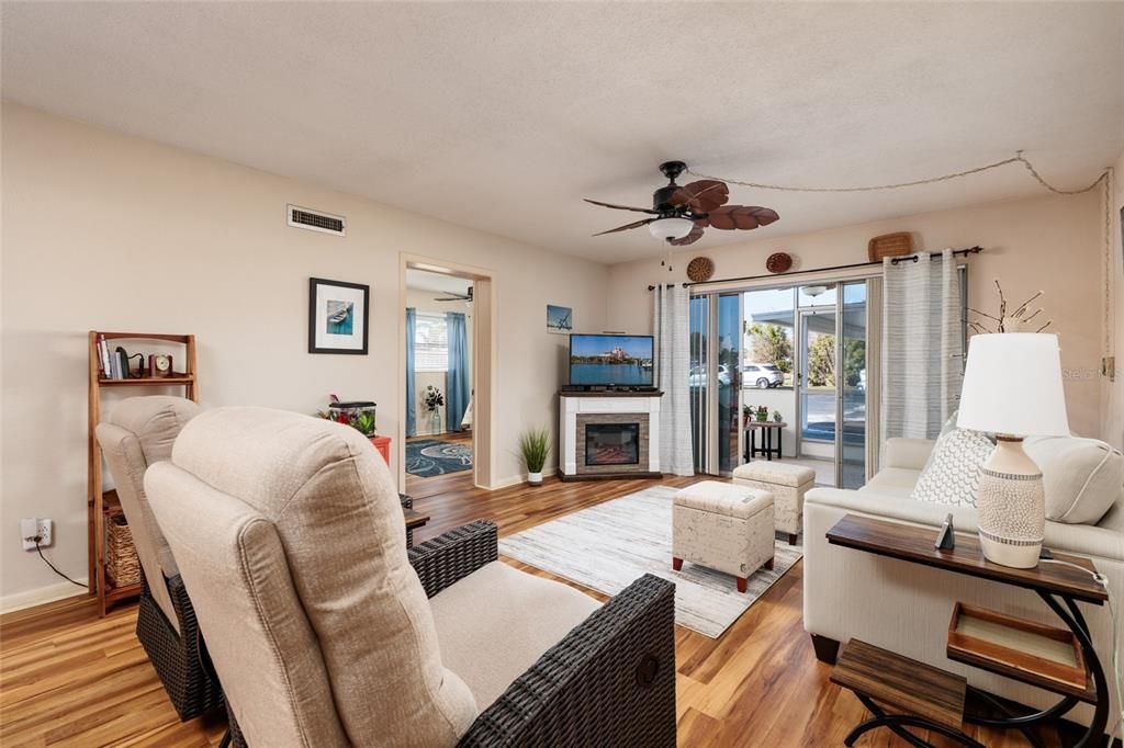 En Venta: $249,000 (2 camas, 2 baños, 1100 Pies cuadrados)