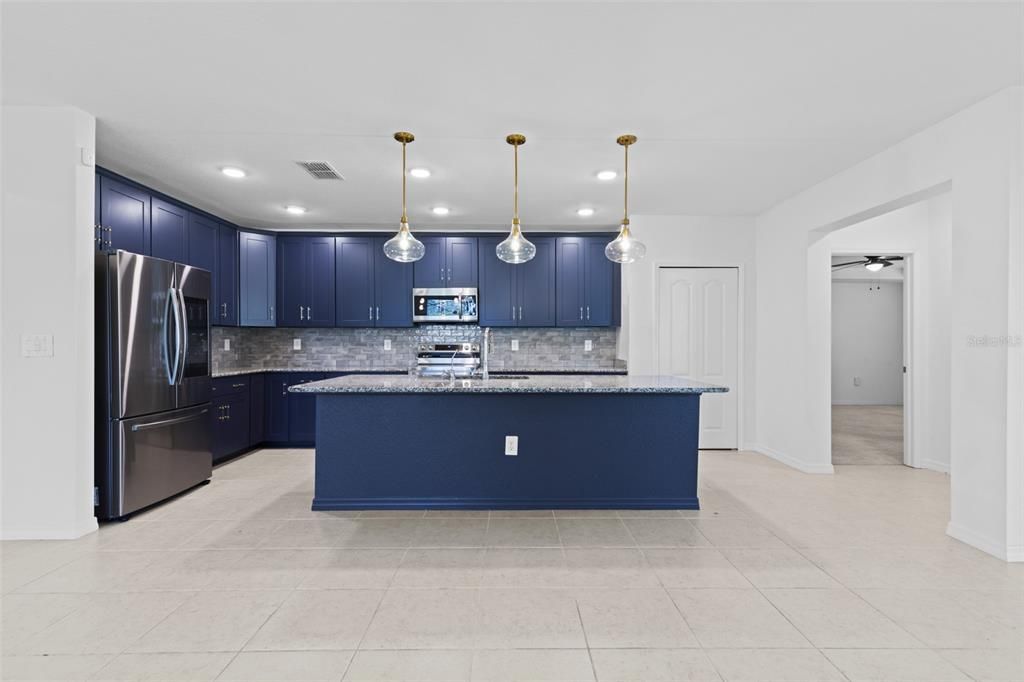 На продажу: $399,999 (4 спален, 2 ванн, 2156 Квадратных фут)