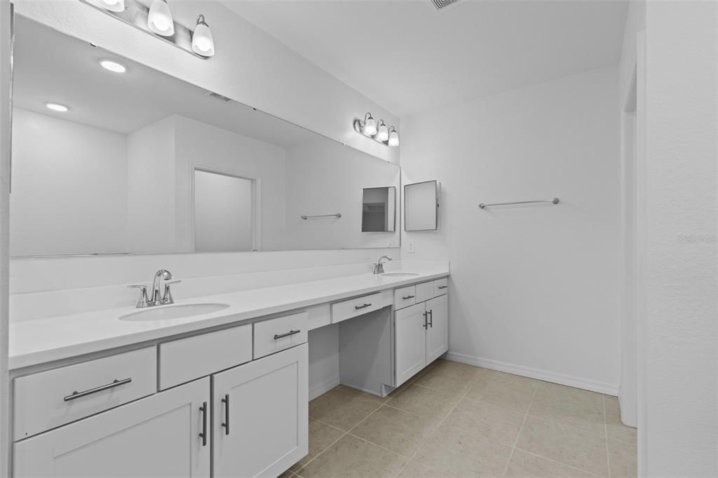 На продажу: $399,999 (4 спален, 2 ванн, 2156 Квадратных фут)