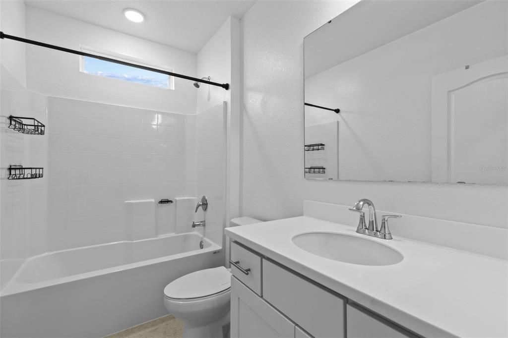 На продажу: $399,999 (4 спален, 2 ванн, 2156 Квадратных фут)