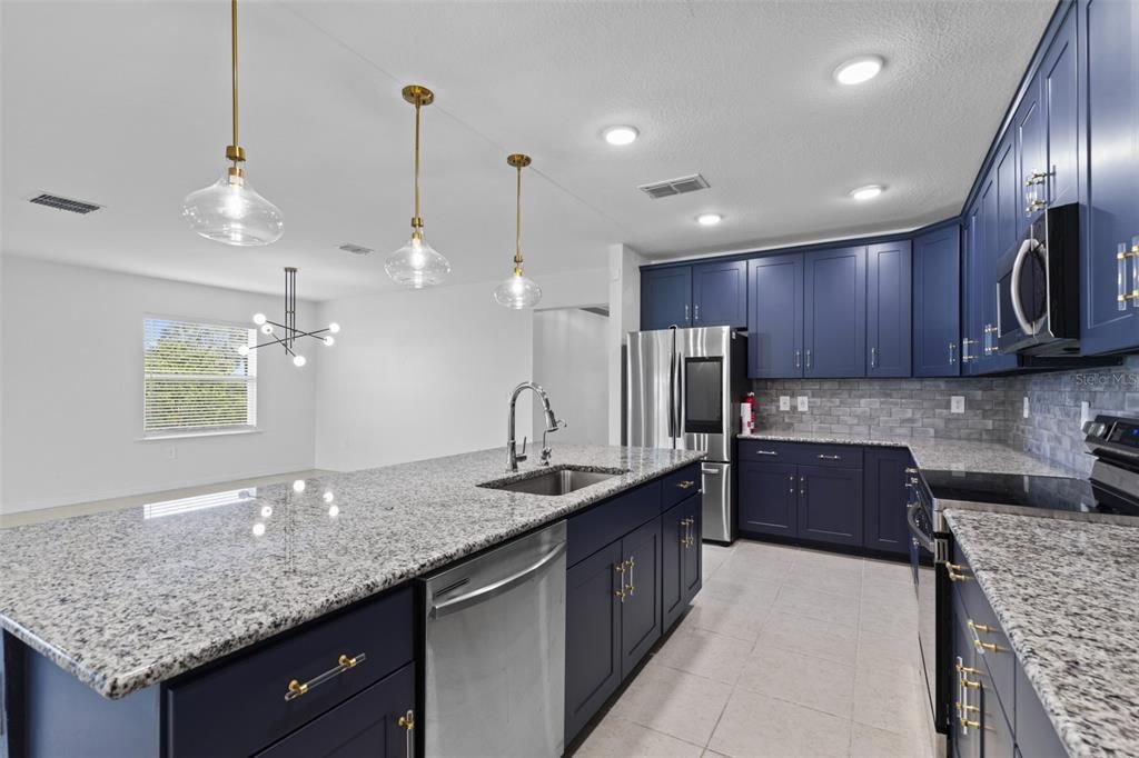 На продажу: $399,999 (4 спален, 2 ванн, 2156 Квадратных фут)