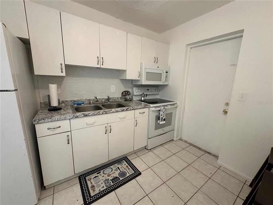 For Rent: $1,400 (2 beds, 1 baths, 742 Square Feet)