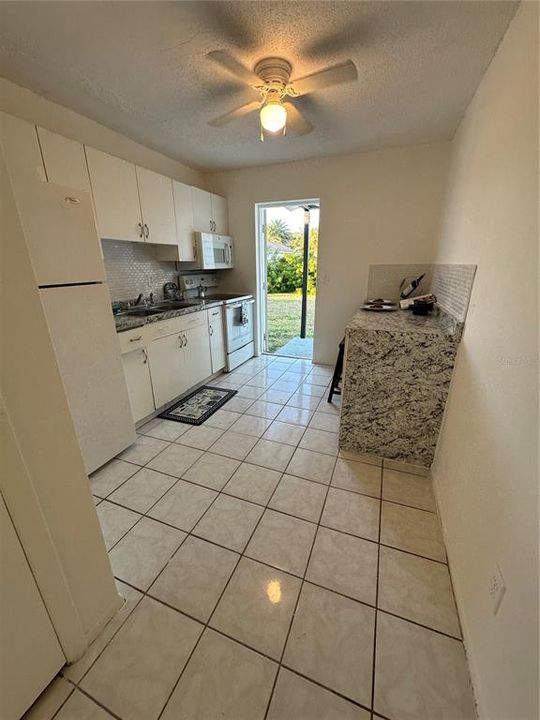 For Rent: $1,400 (2 beds, 1 baths, 742 Square Feet)