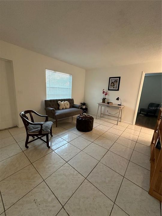 For Rent: $1,400 (2 beds, 1 baths, 742 Square Feet)
