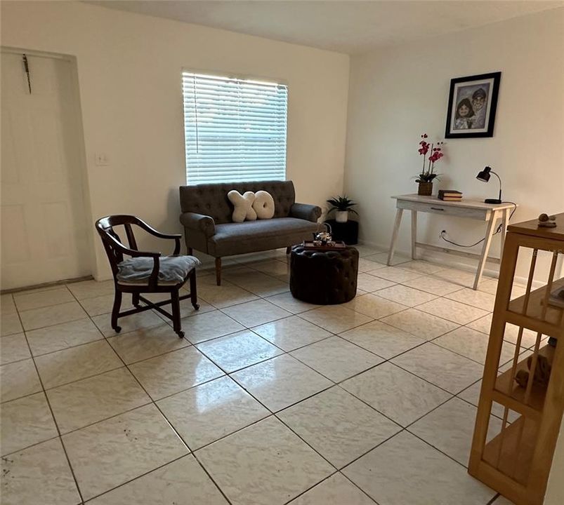 For Rent: $1,400 (2 beds, 1 baths, 742 Square Feet)