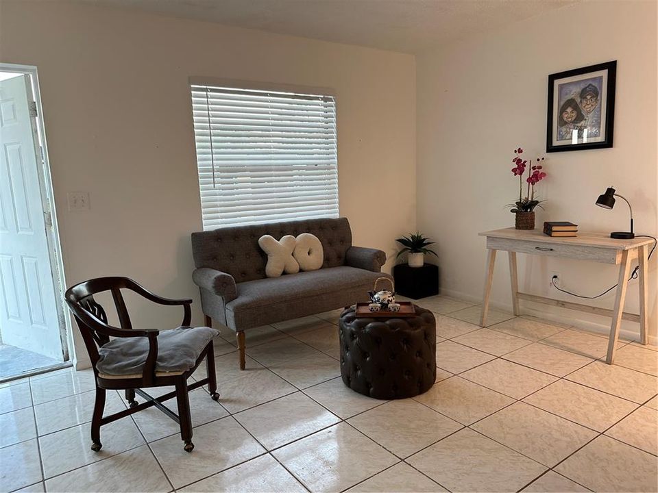 For Rent: $1,400 (2 beds, 1 baths, 742 Square Feet)