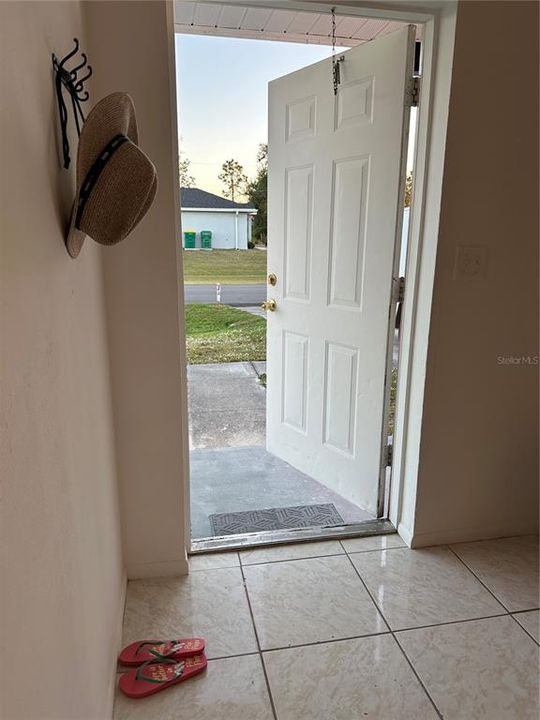 For Rent: $1,400 (2 beds, 1 baths, 742 Square Feet)