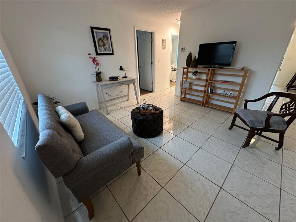 For Rent: $1,400 (2 beds, 1 baths, 742 Square Feet)