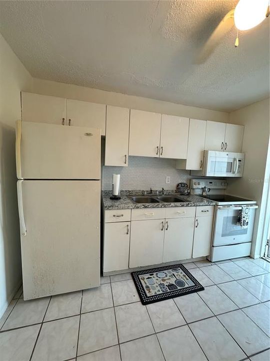 For Rent: $1,400 (2 beds, 1 baths, 742 Square Feet)