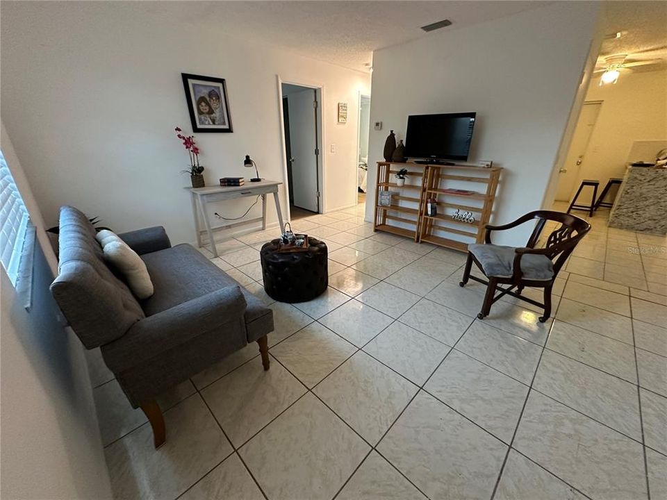 For Rent: $1,400 (2 beds, 1 baths, 742 Square Feet)