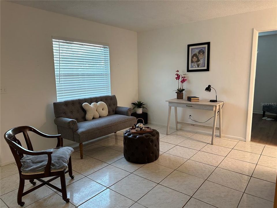 For Rent: $1,400 (2 beds, 1 baths, 742 Square Feet)