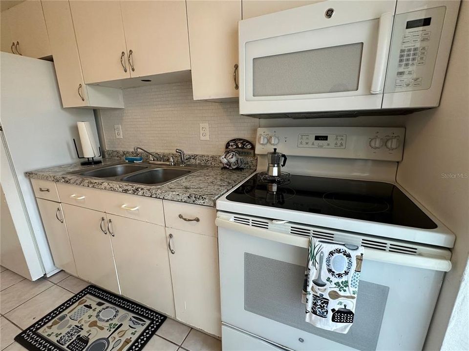 For Rent: $1,400 (2 beds, 1 baths, 742 Square Feet)