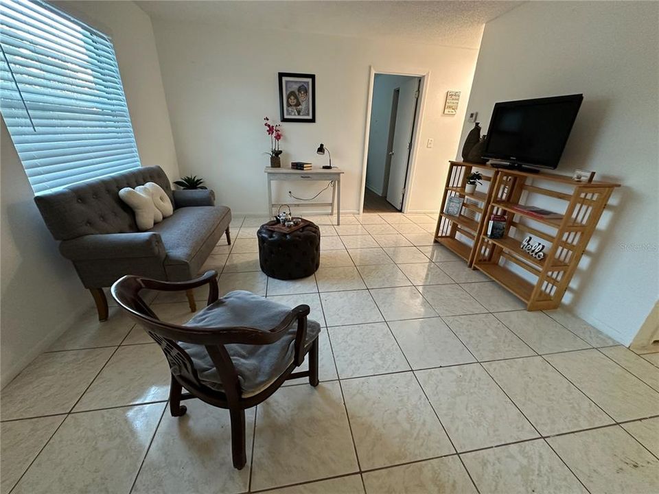 For Rent: $1,400 (2 beds, 1 baths, 742 Square Feet)