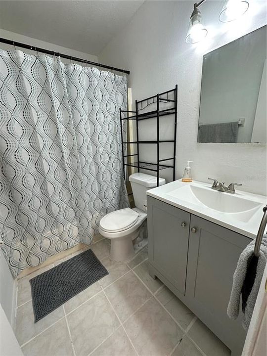 For Rent: $1,400 (2 beds, 1 baths, 742 Square Feet)