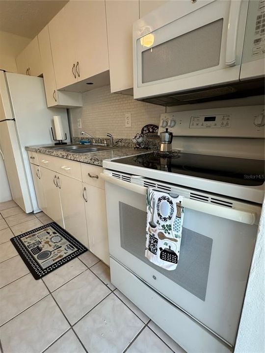 For Rent: $1,400 (2 beds, 1 baths, 742 Square Feet)
