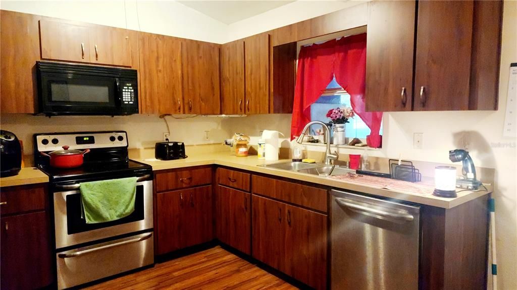 For Sale: $220,000 (3 beds, 2 baths, 1191 Square Feet)