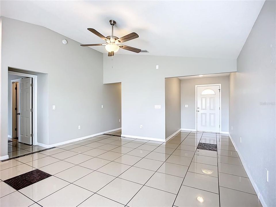 En Venta: $315,000 (3 camas, 2 baños, 1305 Pies cuadrados)