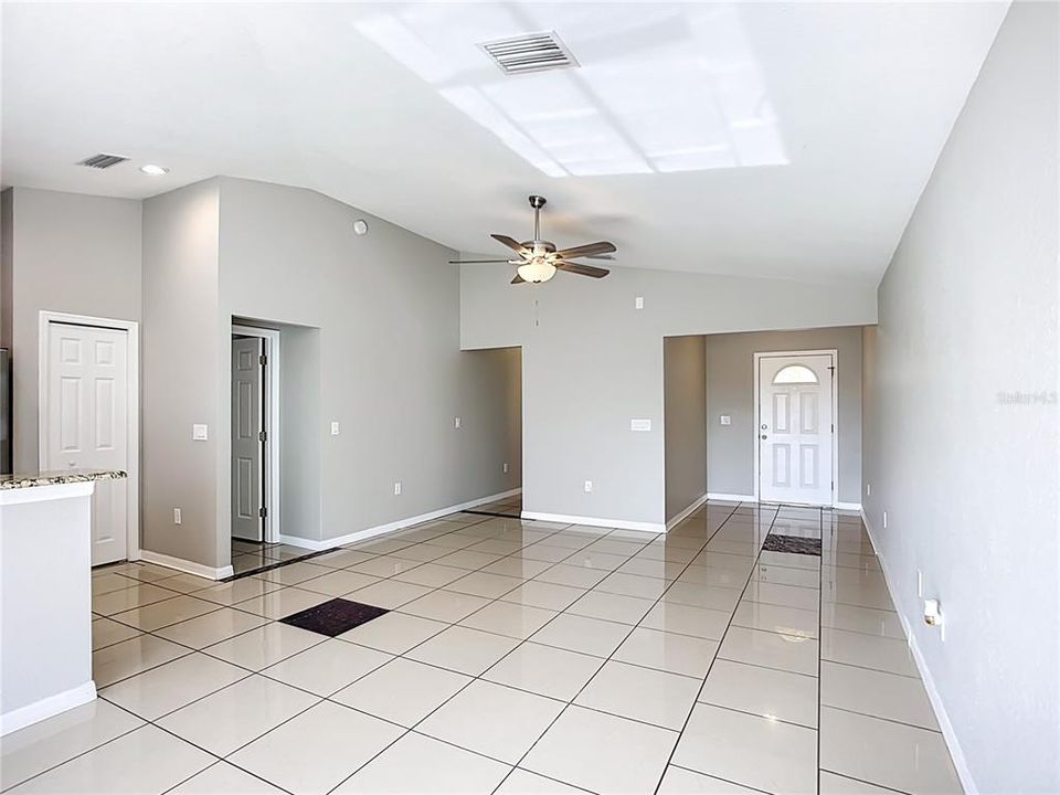 En Venta: $315,000 (3 camas, 2 baños, 1305 Pies cuadrados)