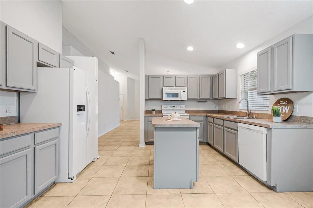 На продажу: $410,000 (4 спален, 2 ванн, 1948 Квадратных фут)