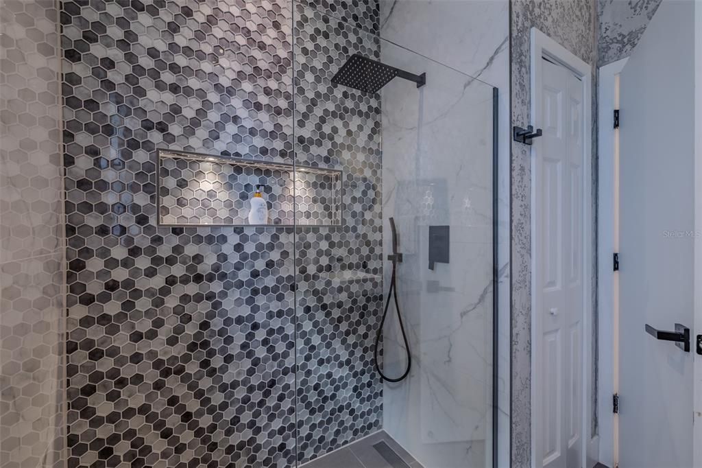 出租: $4,200 (4 贝兹, 3 浴室, 2381 平方英尺)