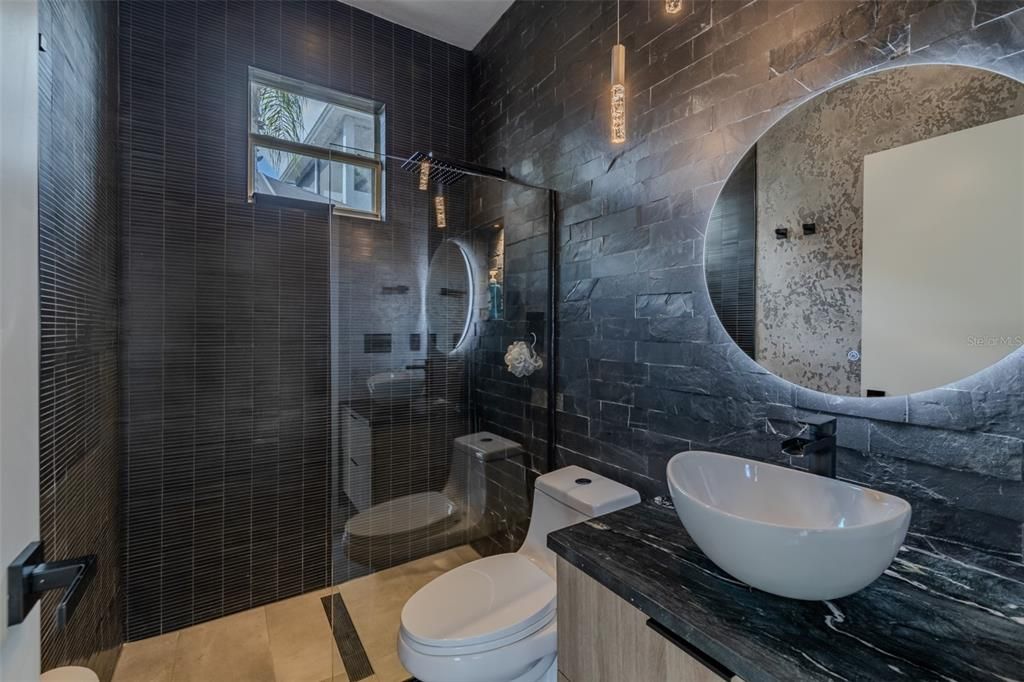 出租: $4,200 (4 贝兹, 3 浴室, 2381 平方英尺)