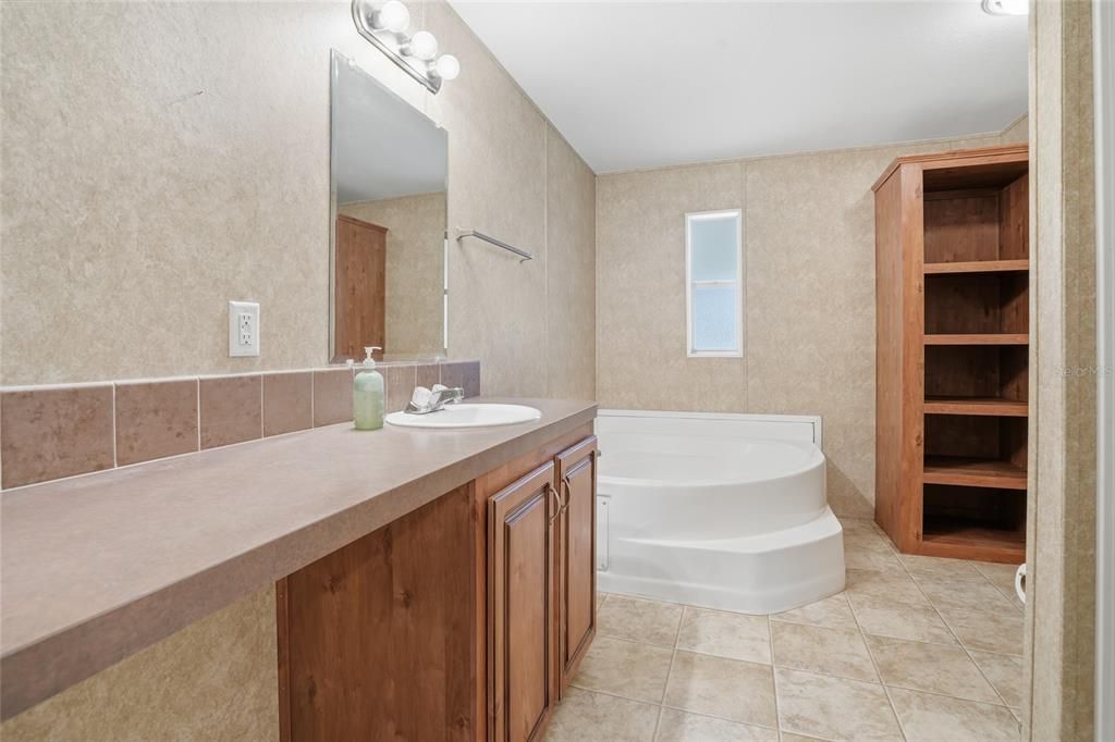 En Venta: $300,000 (4 camas, 2 baños, 1512 Pies cuadrados)