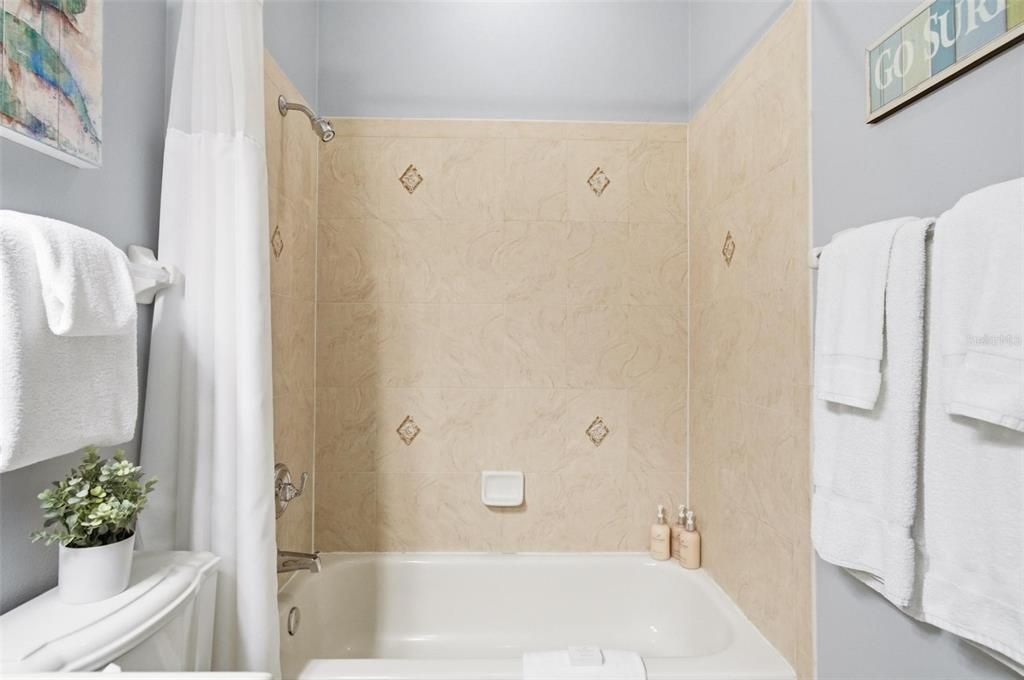 Под контрактом: $424,000 (3 спален, 2 ванн, 1264 Квадратных фут)