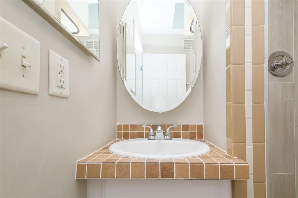 出租: $1,095 (0 贝兹, 1 浴室, 286 平方英尺)