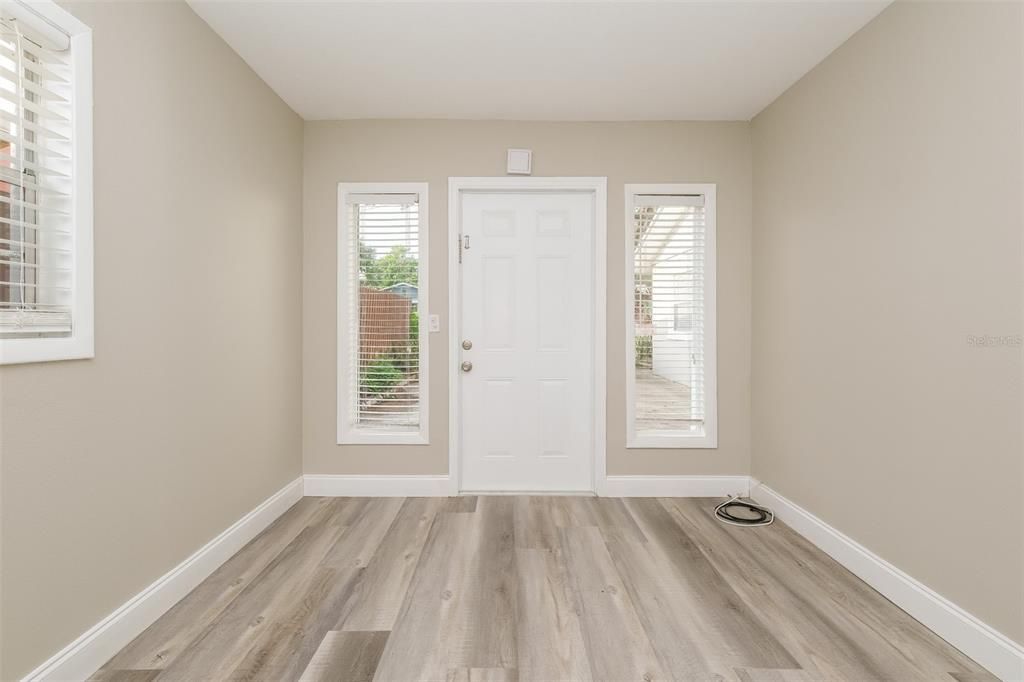 出租: $1,095 (0 贝兹, 1 浴室, 286 平方英尺)