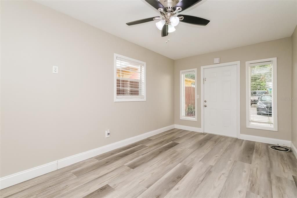 出租: $1,095 (0 贝兹, 1 浴室, 286 平方英尺)