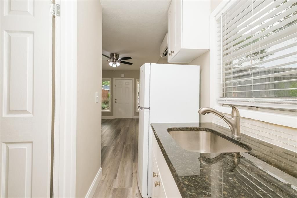 出租: $1,095 (0 贝兹, 1 浴室, 286 平方英尺)